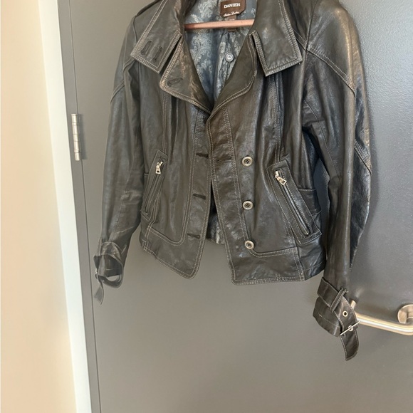 Danier NWT XS OVERSIZED deep brown Leather Jacket with Buckle Accents - Picture 4 of 16
